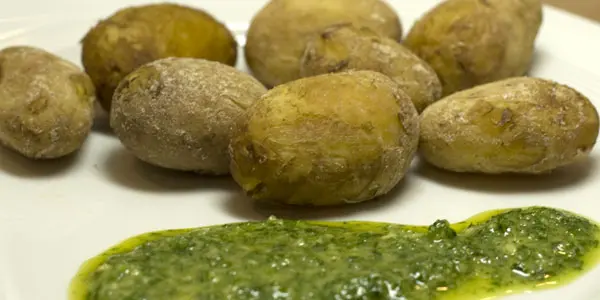 Kartoffeln mit Salzkruste an grüner Mojo-Sauce