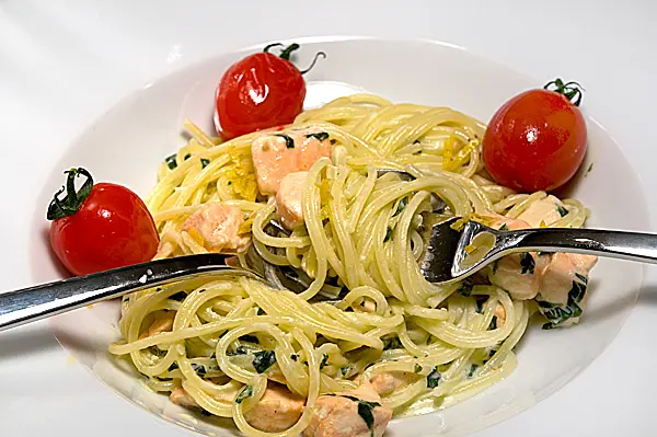 Bärlauch-Sahne-Spaghetti mit Lachswürfeln