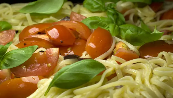 Pasta rapida II: Linguine mit Tomaten, Oliven und Basilikum