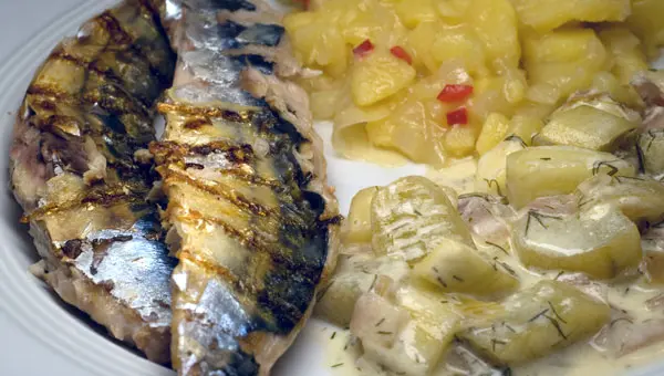 Gegrillte Makrelenfilets mit Chili-Kartoffelsalat und Wasabi-Gurken