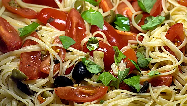 Pasta rapida IV: Linguine con pomodori, olive e acciuge