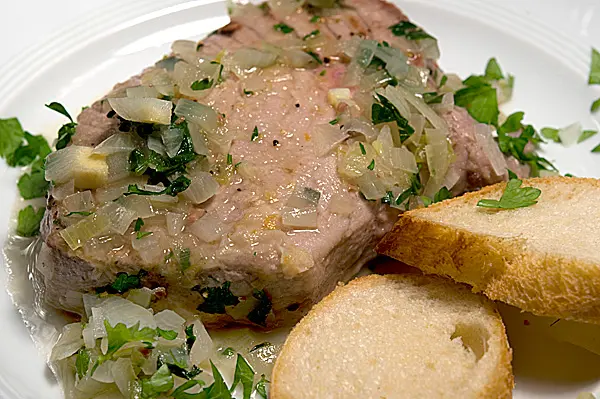 Tunfischsteaks mit Weißwein-Anchovis-Sauce