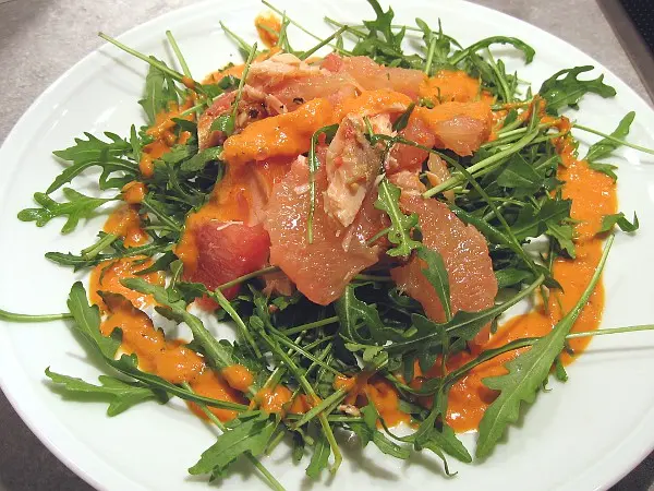 Grapefruit-Rucola-Lachs-Salat mit Röstpaprika-Dressing