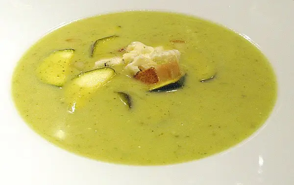 Zucchinicremesuppe mit Birne und Gorgonzola