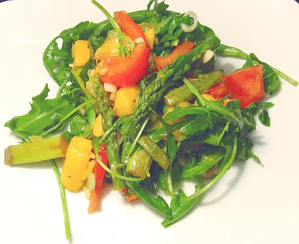 Salat von Mango, grünem Spargel und Rucola