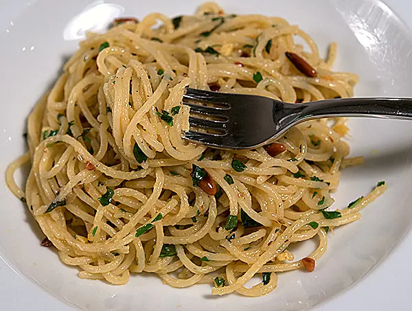 Spaghetti mit Ingwer-Gewürzbutter und Kräutern