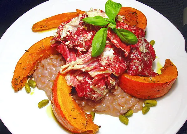 Rotwein-Risotto mit mediterranem Kürbis und Radicchio-Ziegenkäse-Salat