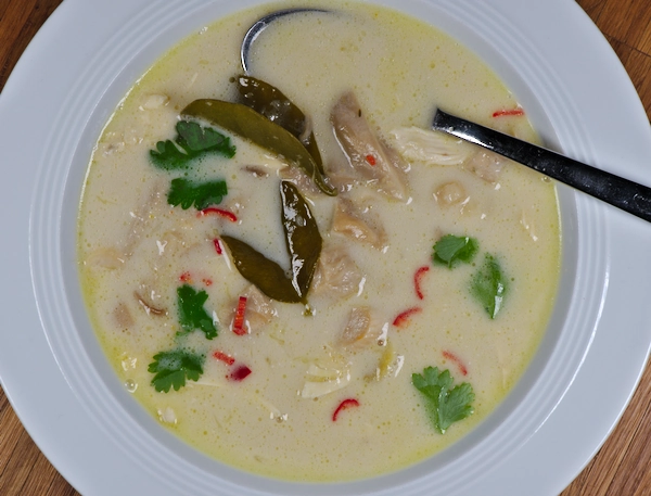 Thai-Suppe mit Huhn und Kokosmilch